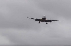 لحظات مرعبة لطائرات تتلاعب بها عاصفة 