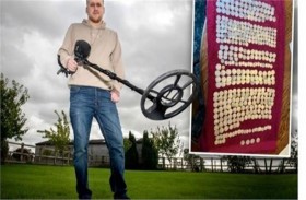 يعثر على كنز أثري بجهاز كشف معادن