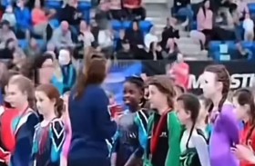تصرف عنصري بحق طفلة سمراء خلال حفل توزيع الميداليات