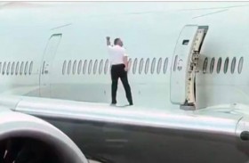 يخاطرون بحياتهم بالرقص على جناح طائرة بوينغ 777