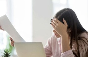 فصل موظفة بسبب إجازة طارئة 