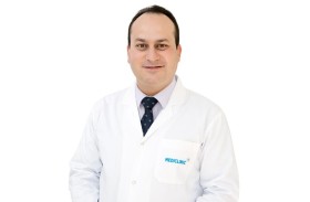 امرأة تحتفل بميلاد طفلتها الرضيعة في ميديكلينيك مستشفى شارع المطار 