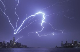 صاعقة تضرب مركز التجارة العالمي في نيويورك