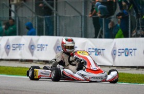 بطل الكارتينغ الإماراتي الموهوب راشد الظاهري على منصة التتويج بسباق أدريا 