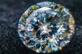 الصين تصنع أول ماسة في العالم من الورد!