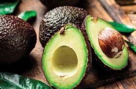 من الأخضر إلى البني.. هل تناول الأفوكادو آمن بعد تغير لونه؟