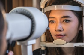 اختبارات العين المنتظمة قد تساعد في تقليل خطر الإصابة بمرض ألزهايمر