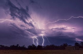 نموذج جديد يفسر أسباب حدوث صواعق البرق داخل السحب