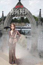 الممثلة الأمريكية جينا أورتيغا تلتقط صورةً خلال العرض الأول للموسم الثاني من مسلسل «الأربعاء» الغامض على نتفليكس في باريس. ا ف ب