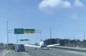 طائرة تهبط وسط طريق سريع 