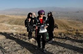 متسلقة جبال أفغانية تتحدى الرجال