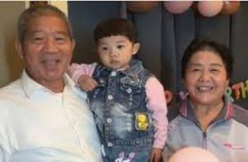 تحتفل بعيد ميلاد طفلتها التي أنجبتها في سن التقاعد