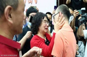 بعد 32 عاما.. يعثر على والديه بهذه الطريقة