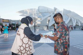 جميلة الزعابي... عقيد في شرطة دبي صباحاً ومتطوعة لخدمة زوار إكسبو مساءً