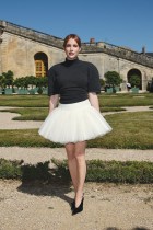 الممثلة إيما روبرتس خلال جلسة تصوير قبل عرض مجموعة جاكيموس الجاهزة للربيع والصيف 2026 في باريس. رويترز