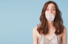 طبيبة تحذر من مخاطر مضغ العلكة على الاسنان