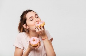 خبراء: تناول الحلويات أفضل من الحرمان