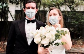 يعقدان زفافهما في موقف سيارات