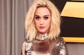 كاتي بيري تستعرض رشاقتها.. وتثير ضجة 