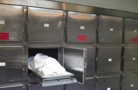 امرأة متوفاة تتعرض للسرقة