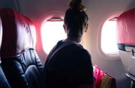 ميزة خفية في الطائرة تنقذ حياتك عند الطوارئ