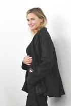 الممثلة السويدية ريبيكا فيرجسون لدى حضورها جلسة التصوير الخاصة بفيلم «بيت الديناميت» في مهرجان البندقية السينمائي الدولي. ا ف ب