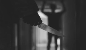 ابنة تطعن والدتها في رأسها