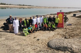 بلدية مدينة أبوظبي تشارك في مبادرة حديقة الإمارات للحيوانات لتنظيف شاطئ الباهية