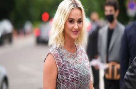 كاتي بيري تستوحي من الأهرامات خط أزيائها