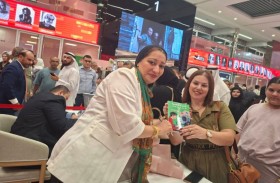 منصات التوقيع في معرض الشارقة الدولي للكتاب همزة وصل بين الكاتب والقارئ 