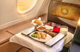 خبيرة تغذية تكشف أفضل الأطعمة أثناء الرحلات الجوية