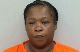 امرأة تضرب رجلاً بمضرب وتتركه يموت دهساً 