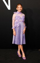 الممثلة النيوزيلندية آمي دونالد لدى حضورها العرض الأول لفيلم  M3GAN  في هوليوود - ا ف ب