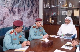 حاكم الفجيرة يستقبل فريق إدارة الطوارئ والأزمات بالإمارة