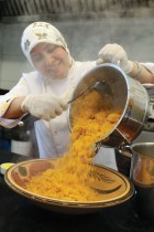 الشيف الليبي منيرة زويت، تحضر طبق الكسكس في مطبخ مطعمها في طرابلس .ا ف ب