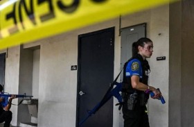 شرطيون يطرقون باب المنزل الخطأ ويقتلون مقيماً فيه