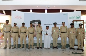 شرطة دبي تكرم النوخذة عيسى الفلاسي لإنقاذه حياة 8 صيادين 