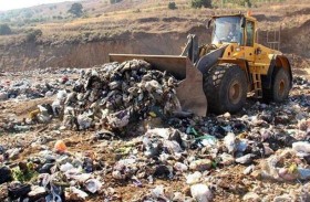 أب يرمي طفلته في مكب نفايات