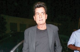 تفاصيل التعدي على الممثل العالمي تشارلي شين في منزله