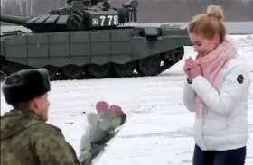 يطلب يد حبيبته للزواج مع دبابات 