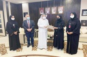 زكي نسيبة يُكرّم الطالبات الفائزات في المناظرة الشبابية