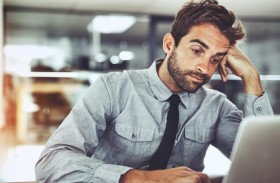 دراسة: تعاسة الموظفين تشكل تهديدا كبيرا للاقتصاد العالمي