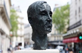 تدشين تمثال للمغني شارل أزنافور