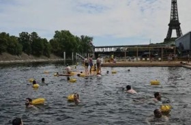 بعد قرن من الحظر.. السباحة تعود إلى نهر السين في قلب باريس