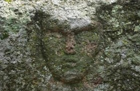 وجه بشري غامض بين صخور الغرانيت