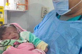 في حالة نادرة.. مولودة الشعر الأبيض