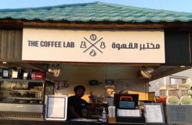 الشاي والقهوة يطفئان ظمأ ضيوف القرية العالمية