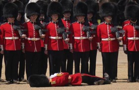 جنود بريطانيون يتعرضون للإغماء أثناء مرور الأمير ويليام