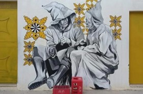 رسام يحول جدران القرى والمدن للوحات ضخمة