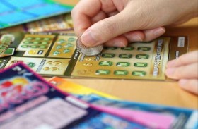 يسرق من زبونة بطاقة حكّ فائزة بـ500 ألف يورو 